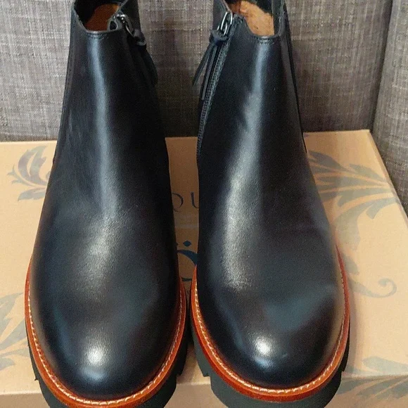 Sofft Women's Black Ankle Zip Boots with Brown Trim Size 8.5 - Picture 6 of 7